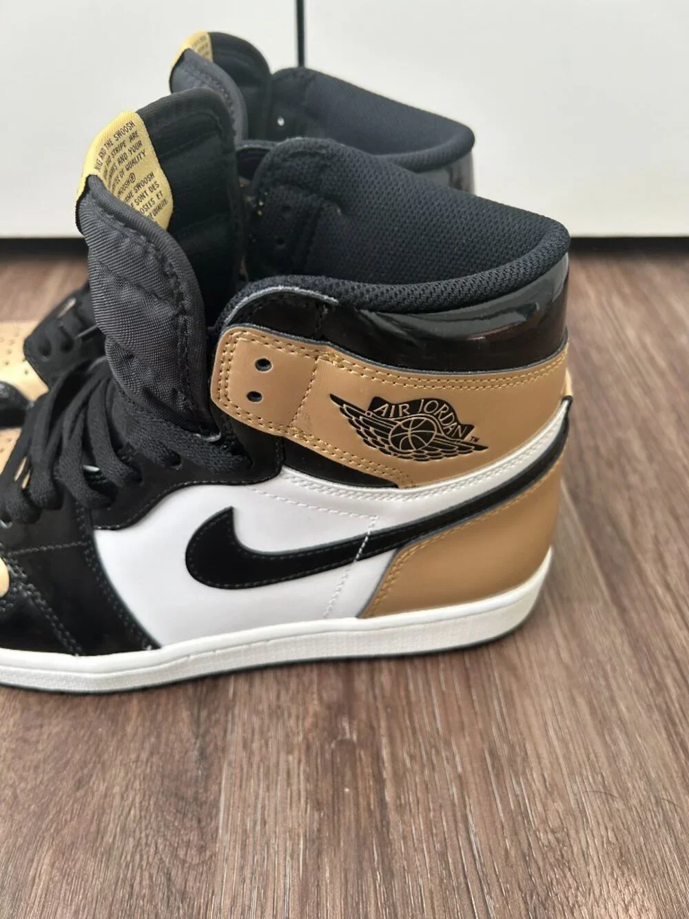 Air Jordan 1 High Gold Toe 2018 Men's Size 9